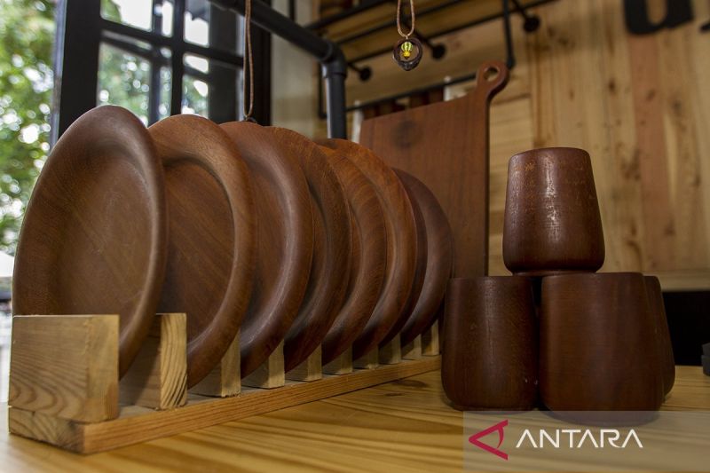 Arsip Foto - Kitchenware berbahan limbah kayu ulin yang dipajang di Gallery Anakkayu Uleen, Banjarbaru, Kalimantan Selatan. ANTARA FOTO/Bayu Pratama S. (ANTARA FOTO/BAYU PRATAMA S)