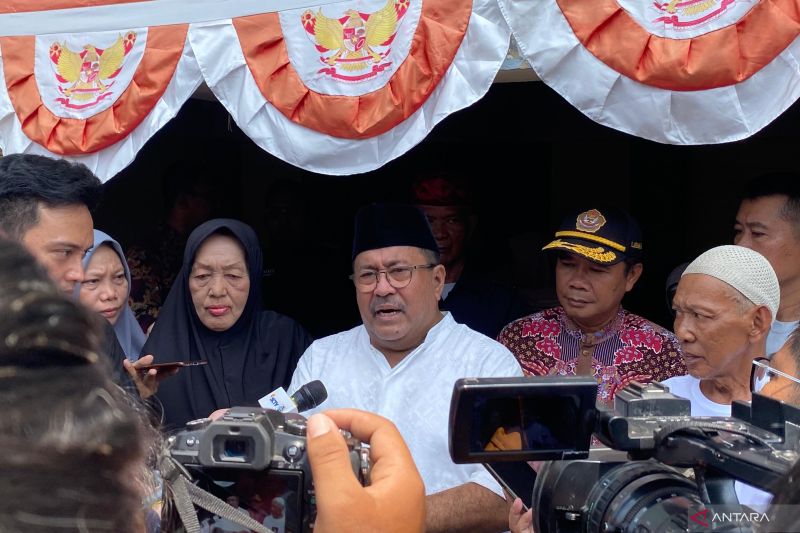 Calon Wakil Gubernur DKI Jakarta Rano Karno menyambangi rumah seorang warga di Lebak Bulus, Jakarta, Senin (2/9/2024). ANTARA/Luthfia Miranda Putri