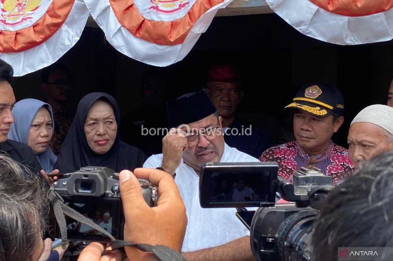 Calon Wakil Gubernur DKI Jakarta Rano Karno menyambangi rumah warga Lebak Bulus, Jakarta, Senin (2/9/2024). ANTARA/Luthfia Miranda Putri