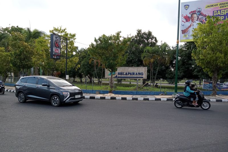 Sejumlah kendaraan melintas di depan bekas Bandara Selaparang Rembiga, Kota Mataram, Provinsi Nusa Tenggara Barat, yang kini pengelolaanya berada di Pemerintah Kota Mataram. ANTARA/Nirkomala