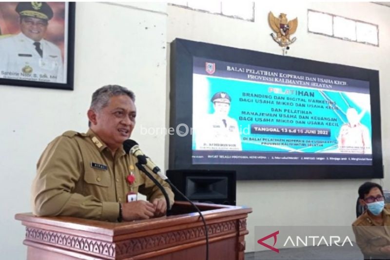 Kepala Dinas Koperasi dan UKM Provinsi Kalimantan Selatan Gusti Yanuar Noor Rifai memberikan sambutan pada pembukaan pelatihan di Balai Pelatihan Koperasi Kalsel di Banjarbaru. (ANTARA/HO-MC Kalsel)