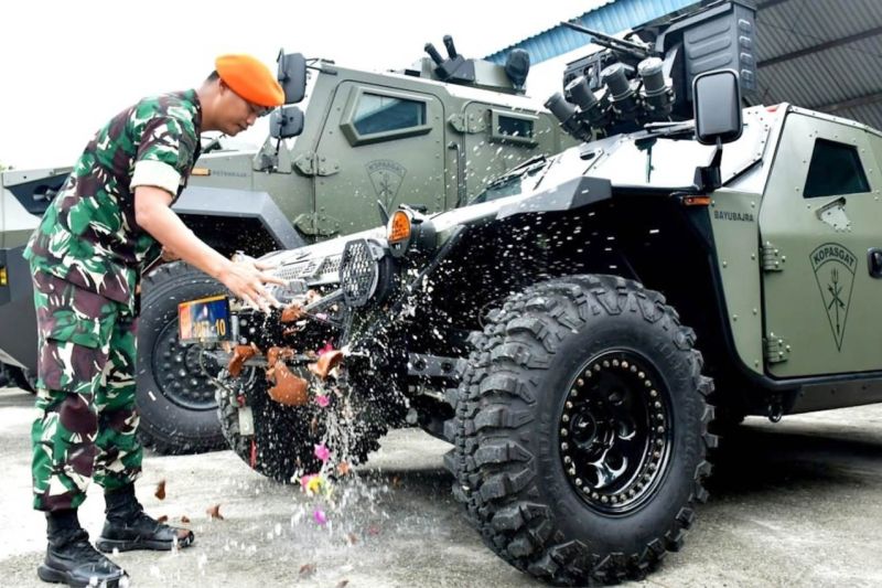 Komandan Batalyon Komando 462 Kopasgat Mayor Pas Wahyu Kurniawan menerima salah satu kendaraan tempur taktis di shelter Batalyon Komando 462 Kopasgat, Pekan Baru, Riau, Senin (2/9/2024). ANTARA/HO-Kopasgat TNI AU
