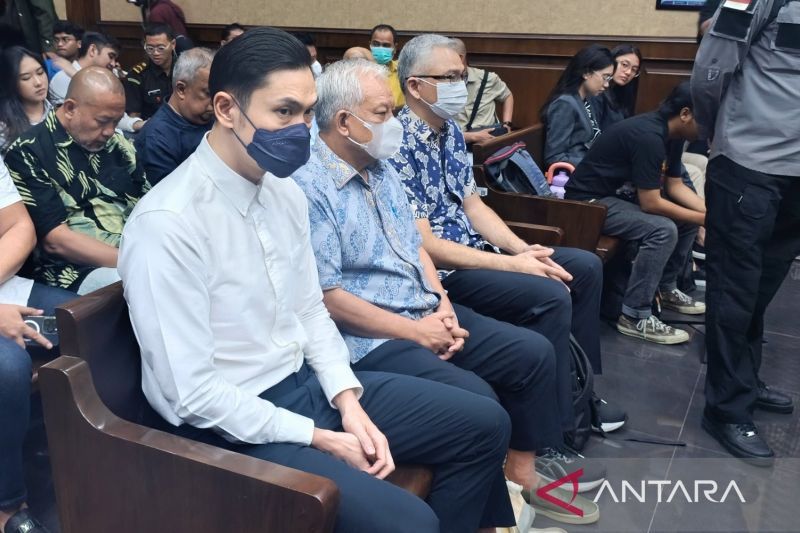 Tiga terdakwa, yakni Harvey Moeis selaku perpanjangan tangan PT Refined Bangka Tin (RBT) (kiri), Suparta selaku Direktur Utama PT RBT (tengah) dan Reza Andriansyah selaku Direktur Pengembangan Usaha PT RBT (kanan), sedang menunggu sidang pemeriksaan saksi di Pengadilan Tipikor Jakarta, Senin (2/9/2024). ANTARA/Agatha Olivia Victoria