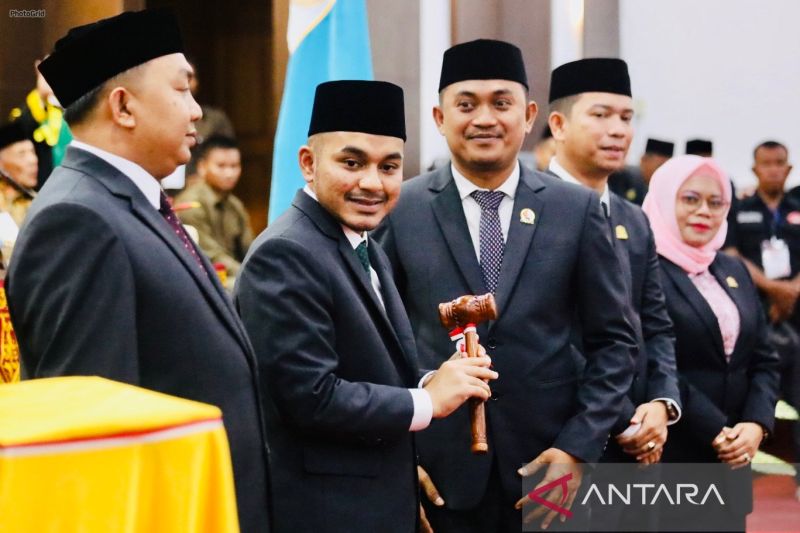 Ketua sementara DPRK Nagan Raya, Aceh, Mohd Rizki Ramadhan (tengah) menerima palu dari Ketua DPRK Nagan Raya periode 2019-2024 Jonniadi, dalam sidang paripurna di DPRK setempat, Kompleks Perkantoran Suka Makmue, Senin (2/9/2024). (ANTARA/Teuku Dedi Iskandar)