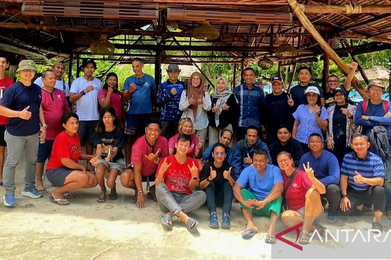 Rumah Sakit Angkatan Laut Sorong saat menggelar pengobatan gratis kepada masyarakat di Raja Ampat, Sabtu (31/8/2024). ANTARA/Yuvensius Lasa Banafanu.
