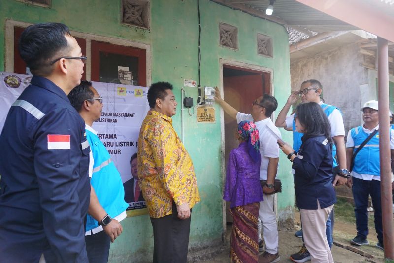 PLN Sambungkan Listrik Gratis untuk 14.424 Keluarga Pra Sejahtera