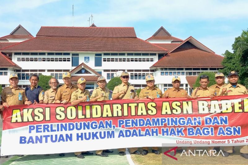 Aksi solidaritas para ASN di lingkungan Pemprov Babel terhadap rekan sejawat yang tersandung kasus hukum, di halaman Kantor Gubernur Provinsi Kepulauan Babel, di Pangkapinang, Senin (2/9/2024). ANTARA/Elza Elvia
