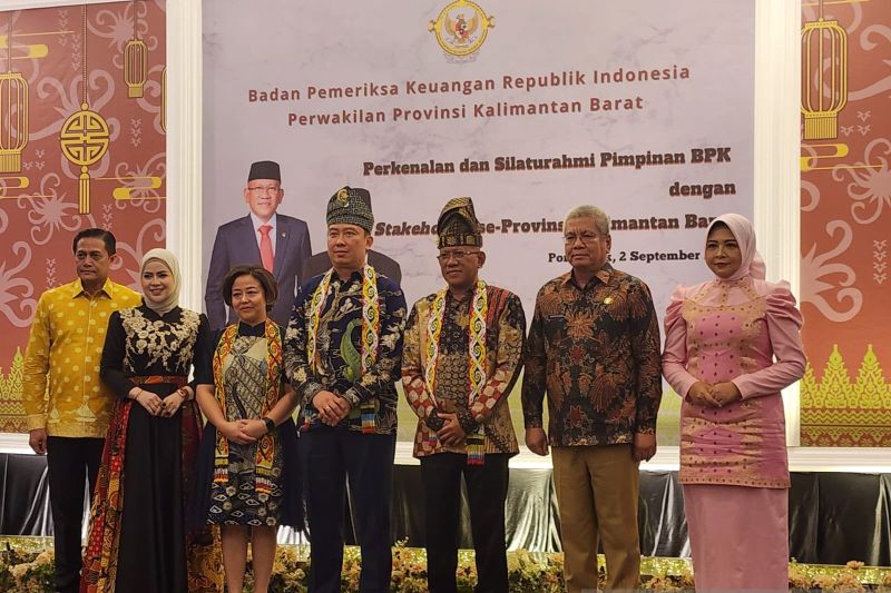 Pj Gubernur Kalbar Harisson beserta istri berfoto bersama dengan Kepala BPK perwakilan Kalbar yang baru Winner Franky Halomoan Manalu yang juga di dampingi istri dan Anggota VI BPK dan Pimpinan Pemeriksa Keuangan Negara VI, Prof. Dr. Pius Lustrilanang, S.IP., M.Si., CSFA, CFrA (ANTARA/Rendra Oxtora)