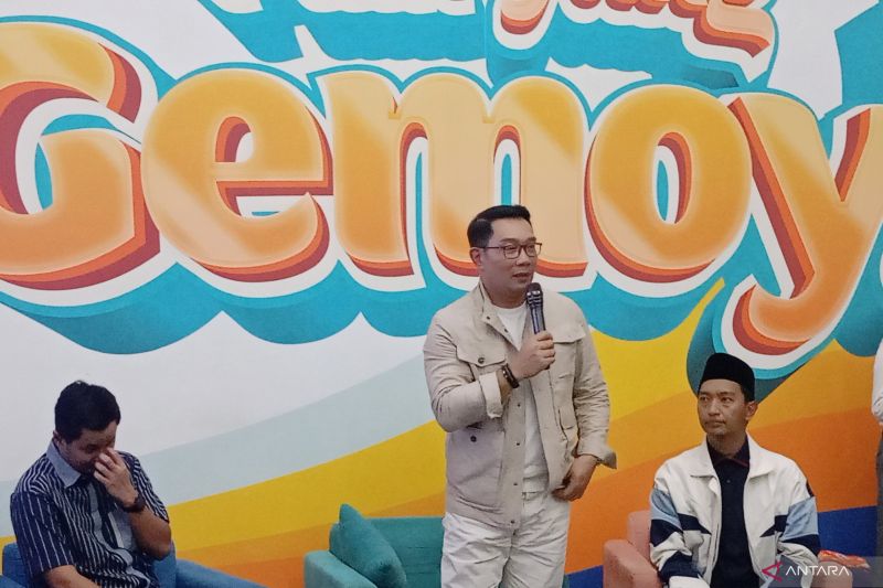 Calon Gubernur (cagub) Jakarta Ridwan Kamil (RK) saat memberi sambutan di kantor Tim Kampanye Nasional Pemilih Muda (TKN-Fanta), Menteng, Jakarta Pusat, Senin (2/9/2024). ANTARA/Siti Nurhaliza