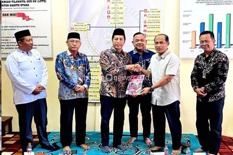 Pj Bupati Barito Utara Muhlis didampingi pengurus LPTQ menyerahkan kepengurusan LPTQ Barito Utara kepada pengurus yang baru Mochamad Ikhsan usai rakor LPTQ Barito Utara di gedung LPTQ Jalan Pramuka Muara Teweh, Sabtu (31/8/2024). ANTARA/HO-Dokumentasi Pribadi