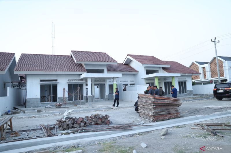 Proses pembangunan rumah dinas di Markas Detasemen Pembekalan dan Angkutan (Denbekang) IV-44-04/SKA di Sukoharjo, Jawa Tengah, Senin (2/9/2024). (ANTARA/HO-Humas TNI AD)