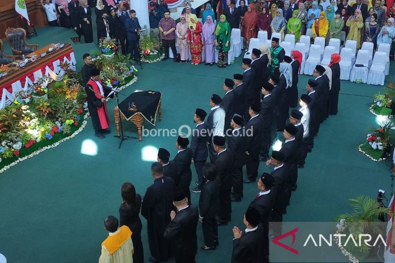 Sebanyak 30 anggota DPRD Kota Tanjungpinang, Provinsi Kepulauan Riau (Kepri) periode 2024-2029 resmi dilantik di ruang rapat paripurna kantor DPRD setempat, Senin (2/9/2024). ANTARA/Ogen.