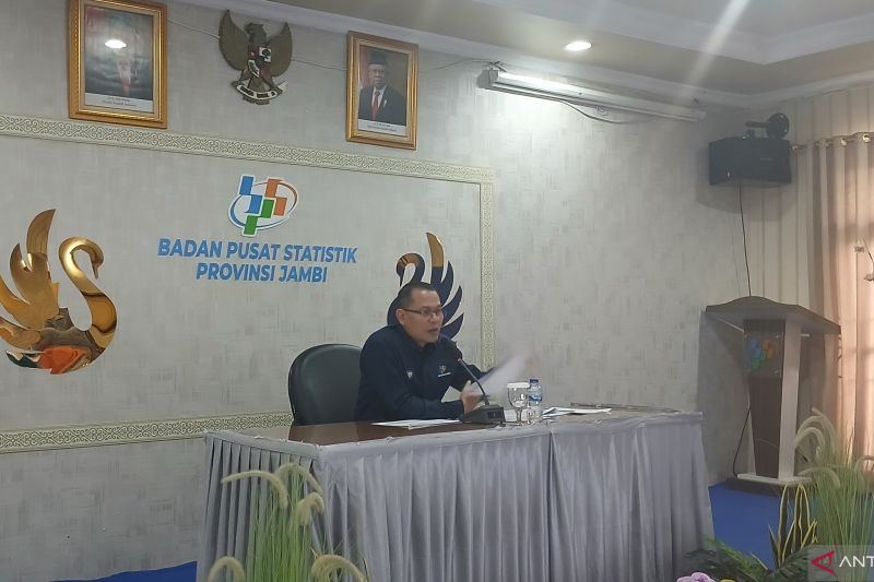 Kepala BPS Provinsi Jambi Agus Sudibyo saat memberikan keterangan statistik selama Agustus 2024, Senin (2/9/2024). (ANTARA/Tuyani)