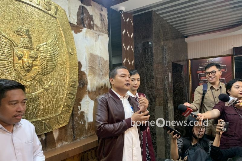 Ketua KPU DKI Jakarta Wahyu Dinata bersama anggota KPU Jakarta menggelar jumpa pers terkait hasil pemeriksaan kesehatan pasangan calon kepala daerah di Pilgub DKI jakarta, Senin (2/9/2024).ANTARA/Mario Sofia Nasution