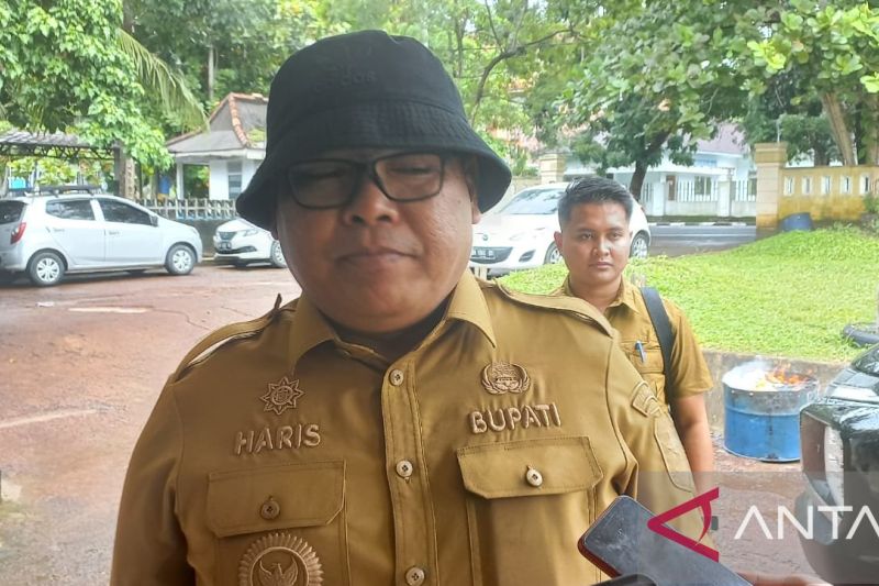 Penjabat Bupati Bangka M Haris larang masyarakat membakar sampah sembarangan, Senin (2/9) (ANTARA/Kasmono)