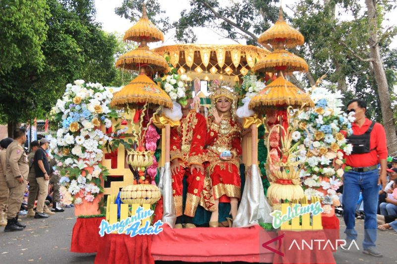 Pawai pembangunan di Kabupaten Belitung, Sabtu (31/8) di Belitung (ANTARA/Kasmono/Apriliansyah)