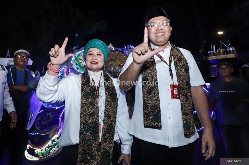 Pasangan bakal calon gubernur dan wakil gubernur Jawa Timur Luluk Nur Hamidah (kiri) dan Lukmanul Khakim (kanan) berpose saat mendaftar di Kantor KPU Provinsi Jawa Timur, Surabaya, Jawa Timur, Kamis (29/8/2024). ANTARA FOTO/Rizal Hanafi/tom. (ANTARA FOTO/RIZAL HANAFI)