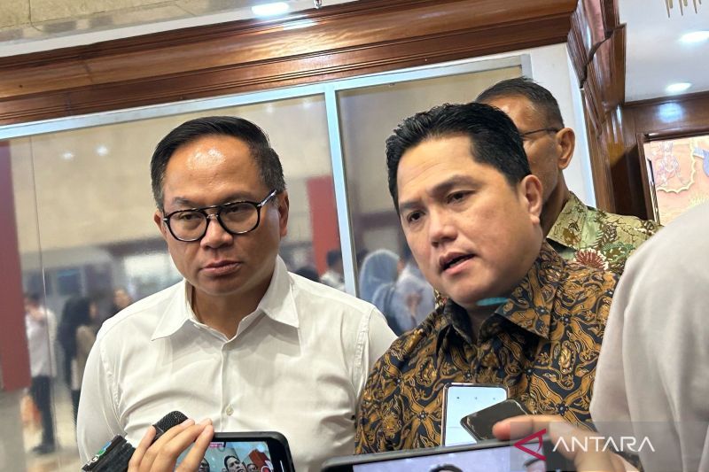 Menteri Badan Usaha Milik Negara (BUMN) Erick Thohir (kanan) dan Wakil Menteri BUMN Kartika Wirjoatmodjo (kiri) usai menghadiri Rapat Kerja bersama Komisi VI DPR RI, di Jakarta, Senin (2/9/2024). ANTARA/Maria Cicilia Galuh