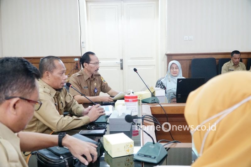 Kepala Bapperida Pati Muhtar dalam Rapat Progress Pelaksanaan Penanganan Kemiskinan dan Kemiskinan Ekstrem di Ruang Joyokusumo Kabupaten Pati, Senin (2/9/2024). (ANTARA/HO-Humas Pemkab Pati.)