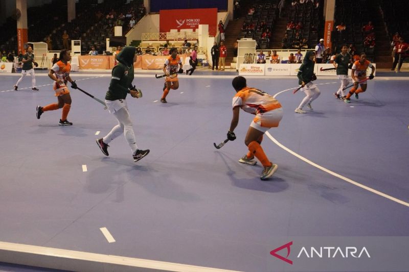 Tim hoki indooor putri Jawa Timur tampil maksimal setelah berhasil mengalahkan Papua dengan 7-0 dalam laga dalam laga penyisihan di Pekan Olahraga Nasional (PON) XXI-Aceh Sumut di Gedung Serba Guna Unimed, Kota Medan, Senin (ANTARA/Anggi Luthfi Panggabean)