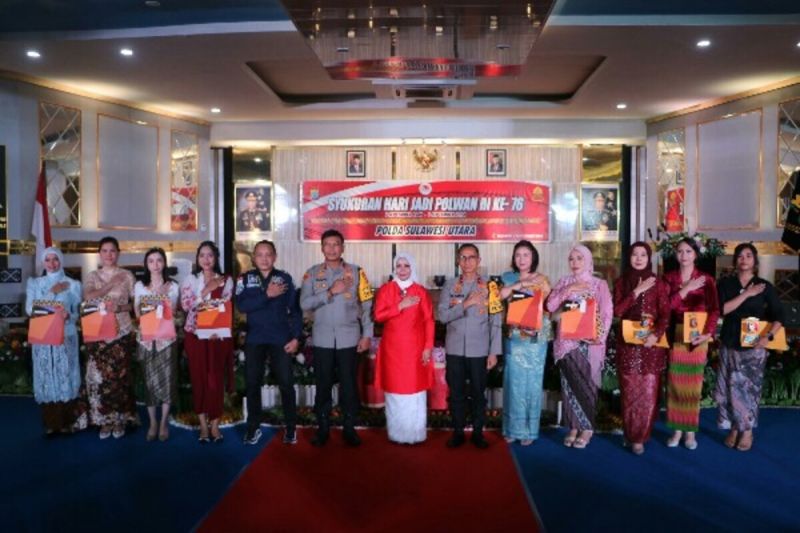 Kapolda Sulut Irjen Pol Yudhiawan didampingi Ketua Bhayangkari Sulut Yunita Yudhiawan pada syukuran Hari Jadi ke-76 Polwan di Manado, Senin(02/09/2024). ANTARA/HO-Humas Polda Sulut