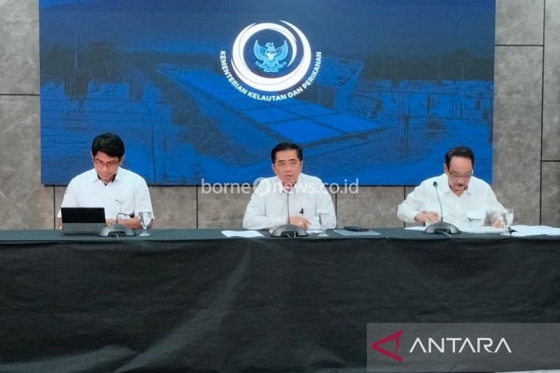 Direktur Jenderal Penguatan Daya Saing Produk Kelautan dan Perikanan KKP Budi Sulistiyo (tengah) dalam konferensi pers di Jakarta, Senin (2/9/2024). ANTARA/Aji Cakti