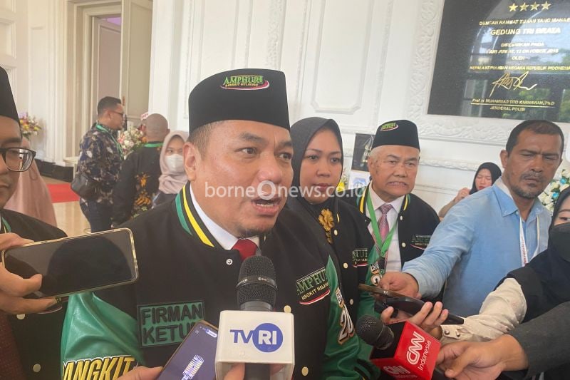 Ketua Umum DPP Asosiasi Muslim Penyelenggara Haji dan Umrah Republik Indonesia (Amphuri) Firman M. Nur saat memberikan keterangan pers usai acara pengukuhan Pengurus Amphuri 2024-2028 di Jakarta, Senin (2/9/2024). (ANTARA/Rizka Khaerunnisa)