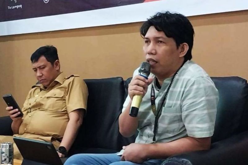 Koordinator Divisi Penanganan Pelanggaran dan Penyelesaian Sengketa Bawaslu Kabupaten Maros Gazali Hadis (kanan) memaparkan materi saat kegiatan sosialisasi persiapan visi-misi pasangan calon digelar oleh KPU Maros, Sulawesi Selatan. ANTARA/HO-Humas Bawaslu Maros.
