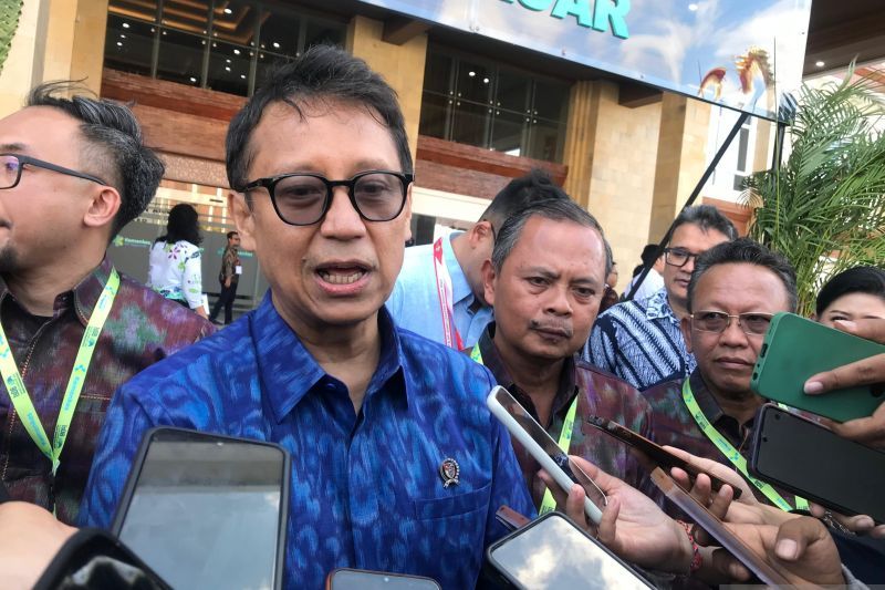 Menteri Kesehatan Republik Indonesia Budi Gunadi Sadikin menjawab pertanyaan wartawan terkait perundungan yang terjadi di Universitas Diponegoro Semarang usai acara peresmian Gedung Pelayanan Kesehatan Ibu dan Anak RSUP Prof Ngoerah Denpasar, Bali, Senin (2/9/2024). ANTARA/Rolandus Nampu