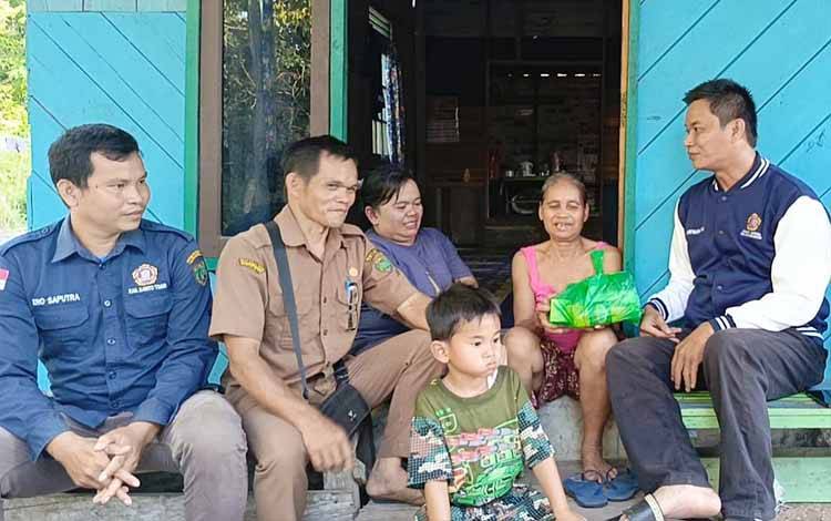 Pemdes Pulau Patai dan Karang Taruna Berbagi Hasil Festival Nariuk 4 ke Lansia