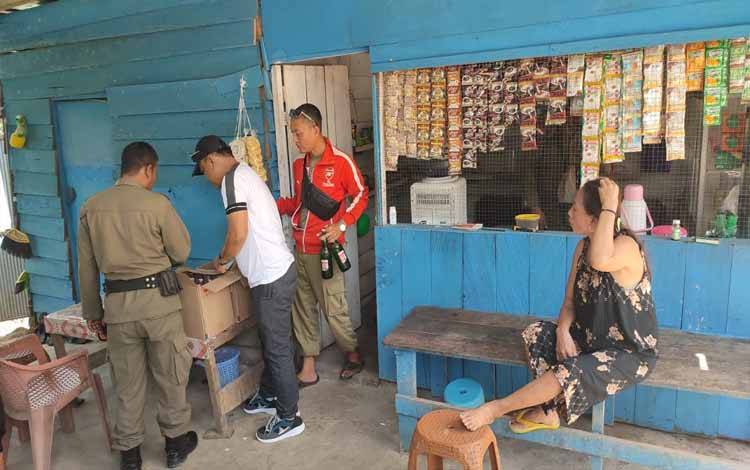 Satpol PP Kobar Sita Puluhan Botol Miras di Wilayah Sintang