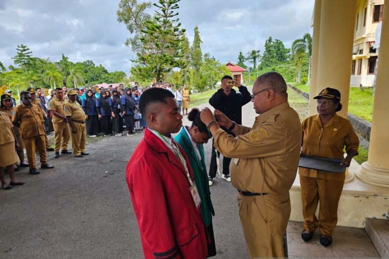 Bupati Sorong Selatan, Samsudin Anggiluli melepas 168 siswa untuk mengikuti praktek kerja lapangan (ANTARA/Paulus Pulo)