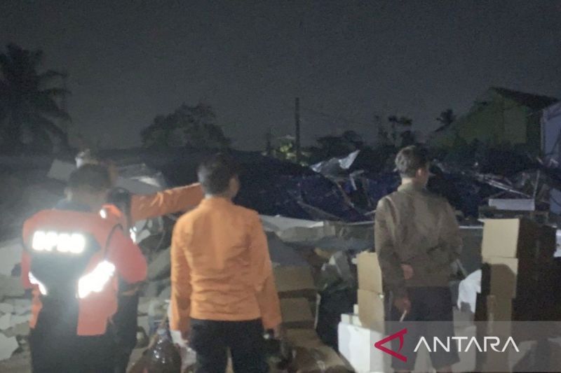 Bangunan ambruk akibat bencana angin kencang di Desa Cimayang, Pamijahan, Kabupaten Bogor, Jawa Barat. (ANTARA/HO-BPBD Kabupaten Bogor)