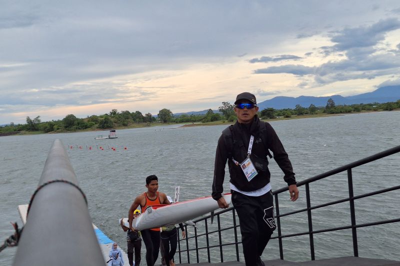 Panitia Pekan Olahraga Nasional (PON) Aceh-Sumut 2024 mengangkat perahu usai pertandingan cabang dayung nomor kano 1000 meter putra dihentikan karena angin kencang melanda di Waduk Keuililing, Aceh Besar, Selasa (03/09/2024). (ANTARA/FAJAR SATRIYO)