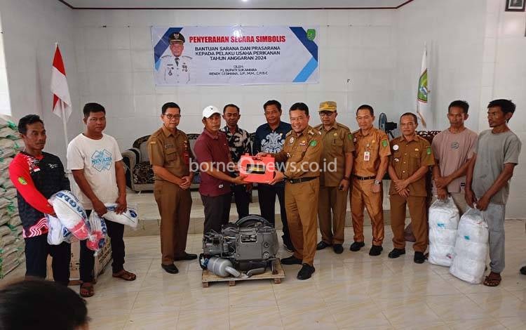 Enam Kelompok Pelaku Usaha Perikanan di Pantai Lunci Terima Hibah Sarana Prasarana Perikanan
