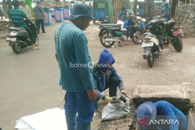 Petugas Suku Dinas Sumber Daya Air (SDA) melakukan pengurasan saluran di Jalan Sadar IV RT 06/04 Petojo Utara, Gambir, Jakarta Pusat, Senin (2/9/2024). (ANTARA/HO-Pemerintah Kota Jakarta Pusat)