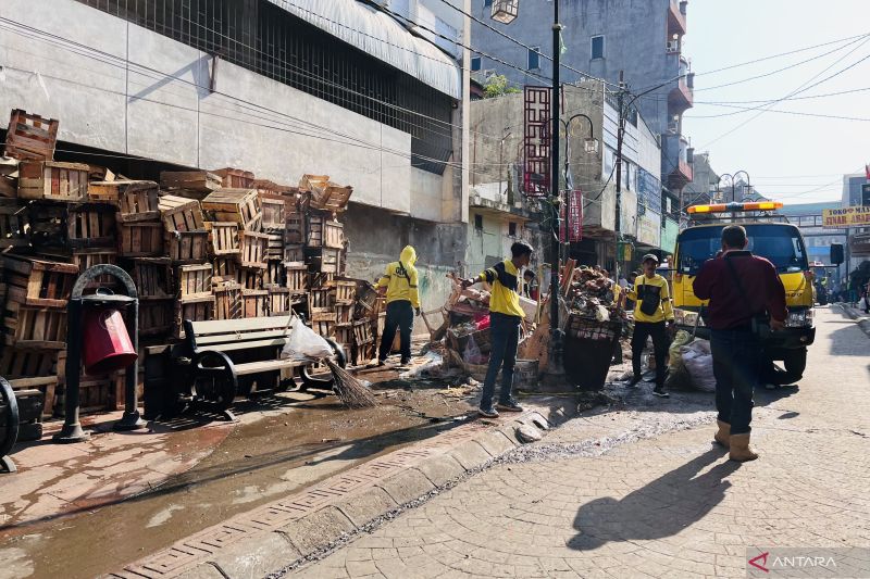 Petugas membersihkan sampah sisa PKL di kawasan Jalan Pedati, Kelurahan Gudang, Kota Bogor, Selasa (3/9/2024). (ANTARA/Shabrina Zakaria)