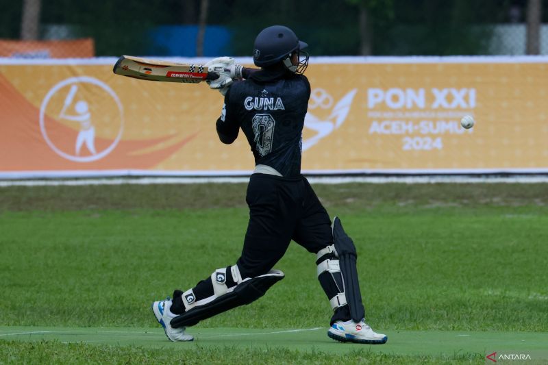 Pemukul (batsman) tim Kriket putra Bali I Ketut Edi Guna Artawan memukul bola pada pertandingan penyisihan Kriket putra PON XXI Aceh-Sumut di Lapangan Cerdas, Lubuk Pakam, Deli Serdang, Sumatera Utara, Senin, (2/9/2024). ANTARA FOTO/Fransisco Carolio/foc.
