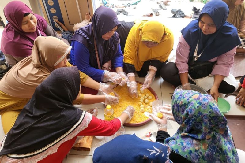 Perempuan di Pulau Pramuka Kepulauan Seribu mengikuti pelatihan pembuatan makanan beku untuk meningkatkan perekonomian keluarga. ANTARA/HO-Pemkab Kepulauan Seribu
