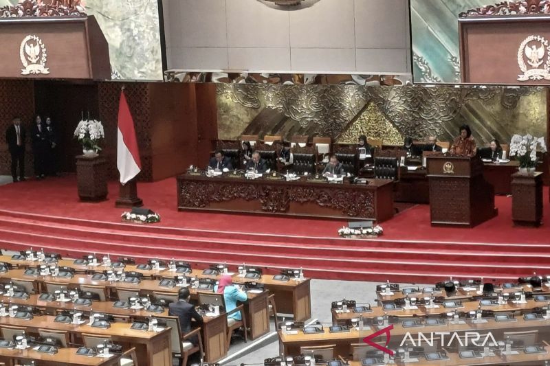 Wakil Ketua DPR RI Sufmi Dasco Ahmad memimpin rapat paripurna di Kompleks Parlemen, Jakarta, Selasa (3/9/2024). (ANTARA/Bagus Ahmad Rizaldi)