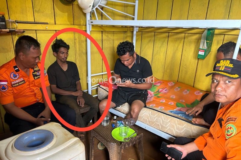 Tim SAR gabungan saat mengevakuasi korban. (ANTARA/HO-Basarnas Kendari)