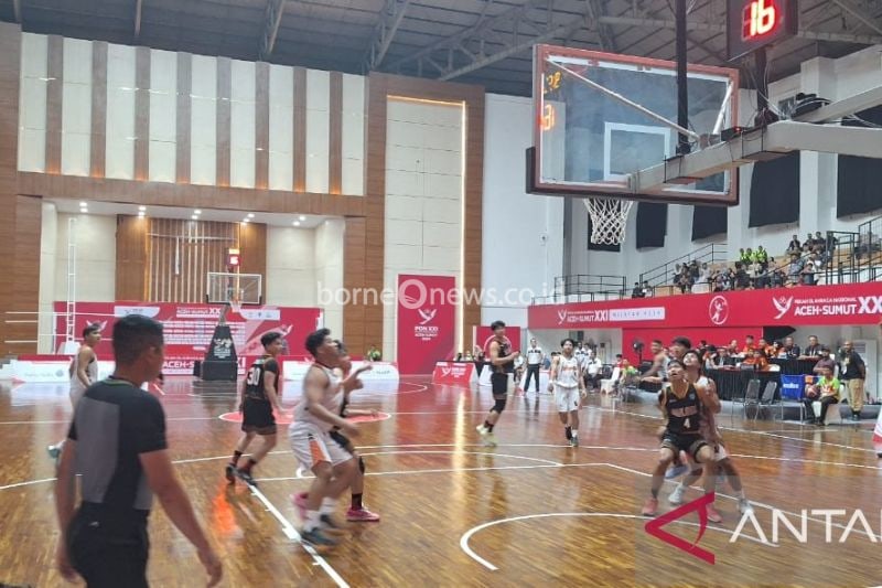 para pemain sedang melihat bola yang ditempak tim DKI Jakarta di ring Sulawesi Selatan pada pertandingan Bola Basket 5x5 putra PON XXI Aceh-Sumut 2024 di Gor Harapan Bangsa, Banda Aceh (ANTARA/M Ifdhal)