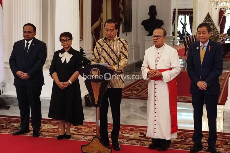 Pope Francis Disambut Hangat Presiden Jokowi di Indonesia