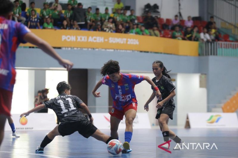 Tim futsal putri Papua Barat (merah biru) melawan Kalimantan Timur (hitam) yang berkesudahan 7-3 untuk Papua Barat (ANTARA/Juraidi)