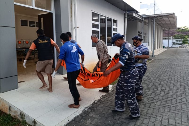 Petugas mengevakuasi wisatawan yang meninggal dunia setelah terseret ombak di Pantai Pangandaran, Kabupaten Pangandaran, Jawa Barat, Selasa (3/9/2024). (ANTARA/HO-Basarnas)