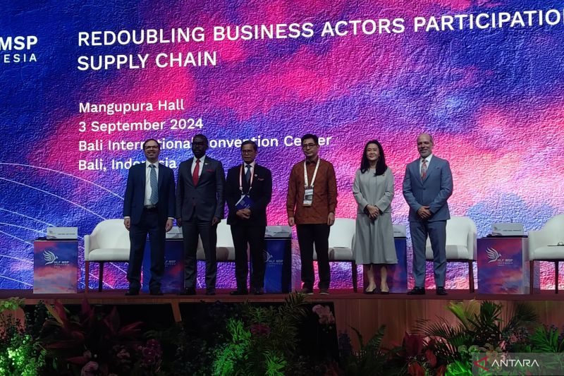Wakil Menteri Luar Negeri RI Pahala Mansury (ketiga kiri) berfoto bersama sejumlah panelis pada sesi diskusi Forum Tingkat Tinggi Multi Pihak dan Forum Indonesia Afrika (HLF MSP dan IAF), di Nusa Dua, Kabupaten Badung, Bali, Selasa (3/9/2024). ANTARA/Dewa Ketut Sudiarta Wiguna