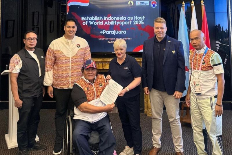 Menteri Pemuda dan Olahraga Dito Ariotedjo (kedua kiri) bersama pihak NPC Indonesia dan World Abilitysport berpose bersama usai penantanganan kerja sama pelaksaan ajang Wolrd Abilitysport Games 2025 di Paris, Selasa (3/9/2024). (ANTARA/HO-Akun instagram @ditoariotedjo)