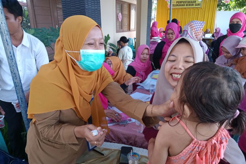 Arsip - Petugas dari Dinas Kesehatan Kota Mataram, Provinsi Nusa Tenggara Barat, memberikan layanan imunisasi polio. (ANTARA/Nirkomala)