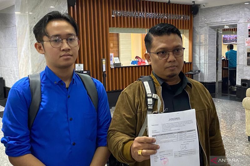 Advokat Viktor Santoso Tandiasa (kanan) mengajukan permohonan kliennya, Harseto Setyadi Rajah, terkait uji materi Pasal 70 Ayat (3) Undang-Undang Pilkada di Gedung I Mahkamah Konstitusi, Jakarta, Selasa (3/9/2024). ANTARA/Fath Putra Mulya