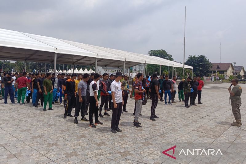 Personel Satpol PP Provinsi Sumatera Utara berbaris, dalam latihan untuk persiapan penaikan dan penurunan bendera kontingen PON XXI Aceh-Sumut 2024, Lapangan Astaka, Kabupaten Deli Serdang, Sumatera Utara, Selasa (3/9/2024). ANTARA/Donny Aditra